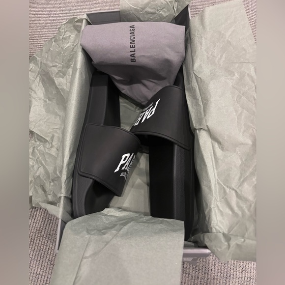 Brand New Balenciaga pool slides with dust bags. Size 39 / 9 US - Picture 2 of 10